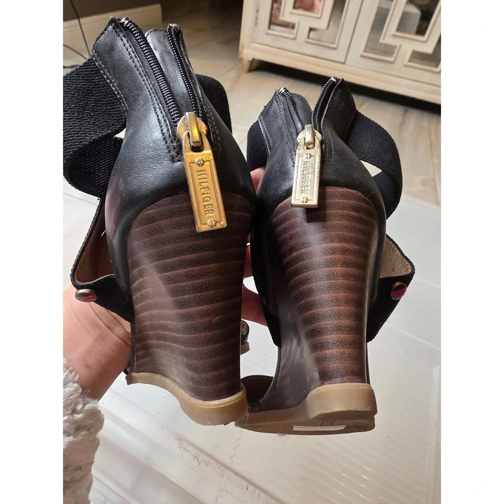Tommy Hilfiger Black Leather Wedge Sandals Gold Footbed Elastic Straps Size 6.5M